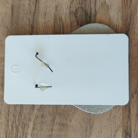 🎉3X HP🎉 NWT White and Red Buffalo Plaid Leather Drop Earrings - Picture 2 of 3